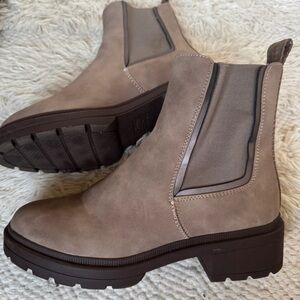 Women’s Rocket Dog Tan Chelsea Boots Size 9